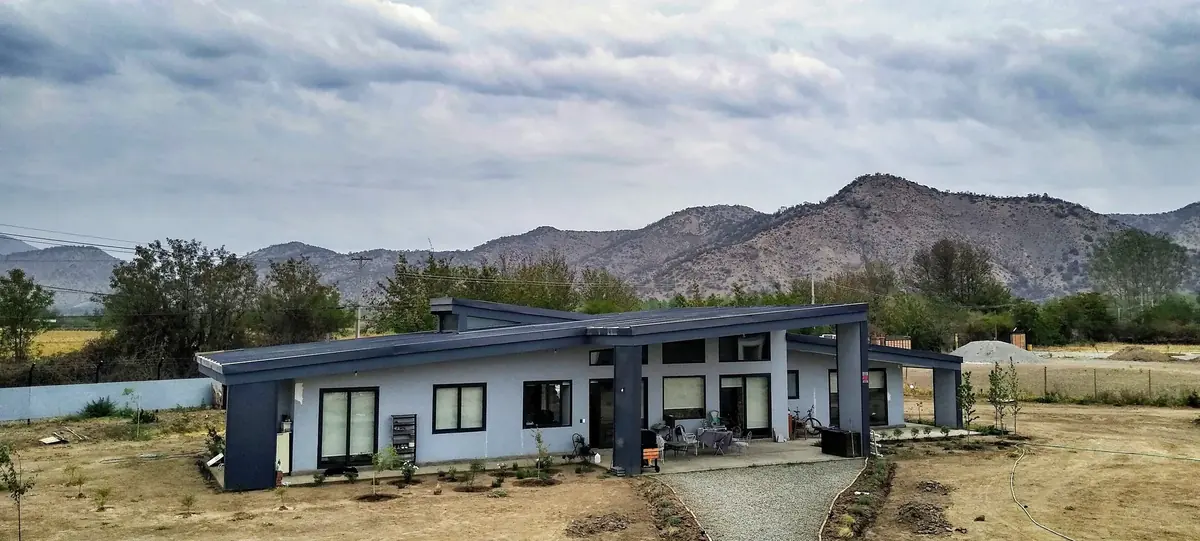 Casa VC en Pirque: dos viviendas terminadas, con la sierra al fondo
